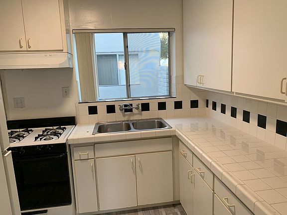 4th image of 807 Coronado Ct APT D