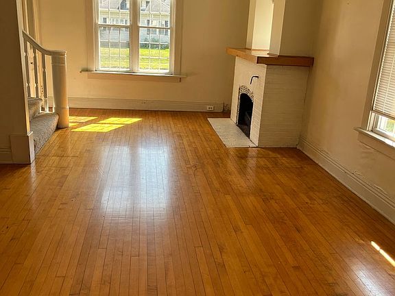3rd image of 812 Grand Ct