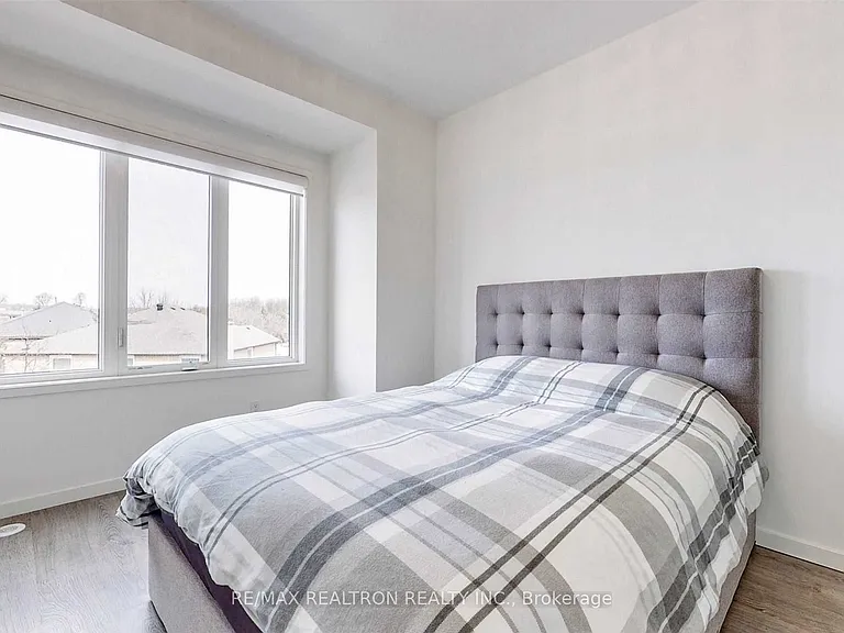 76 Genuine Ln — Photo 27