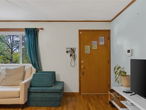 5th image of 601 W Whillock St