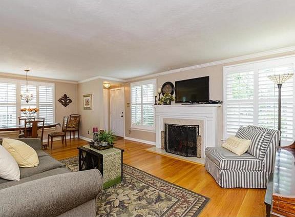 2nd image of 400 Greenleaf Dr