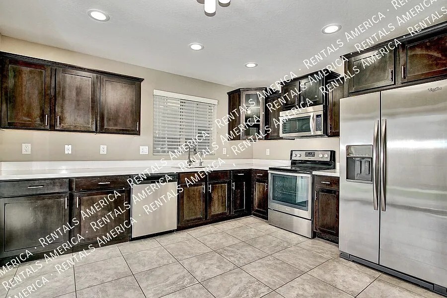 Available Now! 3bd 2.5 Ba W/ Loft & Bonus Room Located In Gilbert! — Photo 2