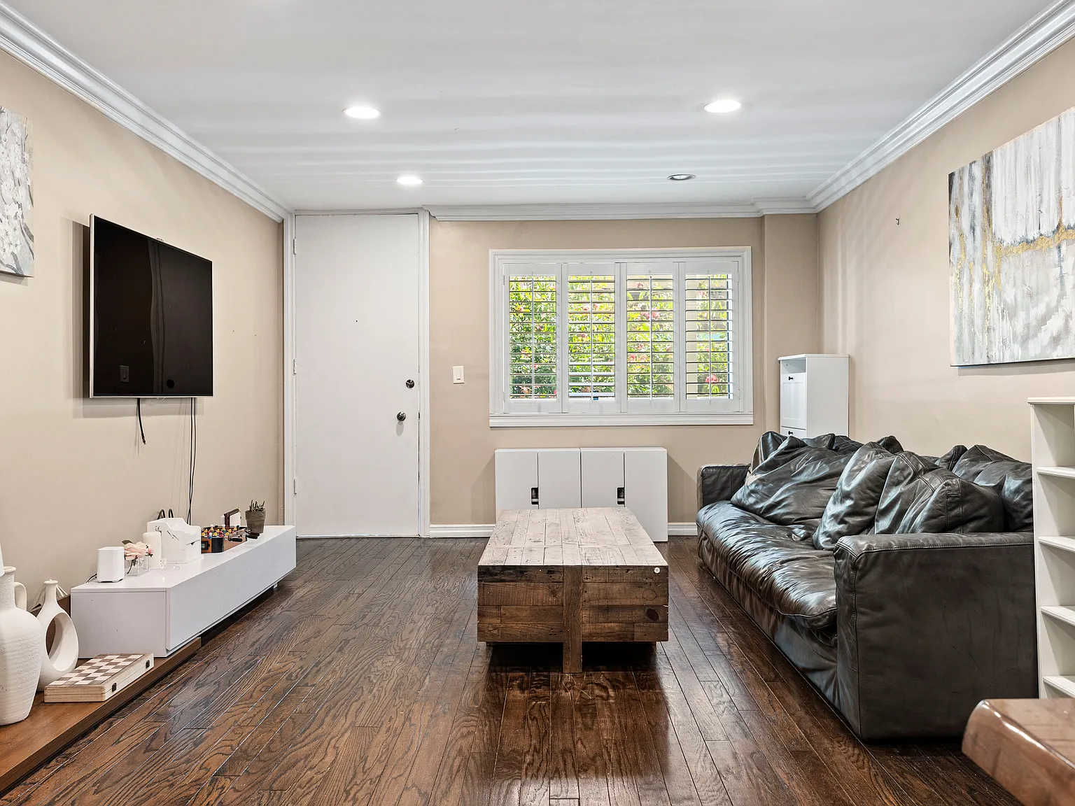 2 bed, 1045 sqft, $5,499 — Photo 2