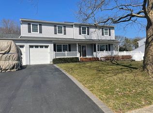 17 Paddock St, Holbrook, NY 11741