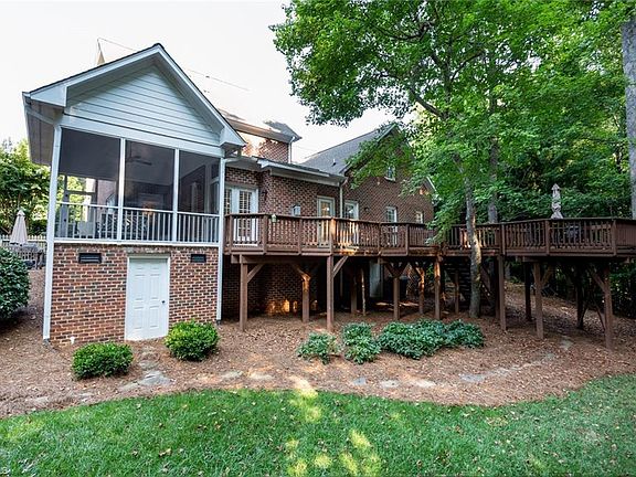 3rd image of 21 Middlefield Ct