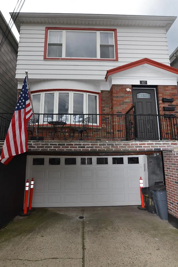 Large 2 Bedroom Hague St — Photo 1