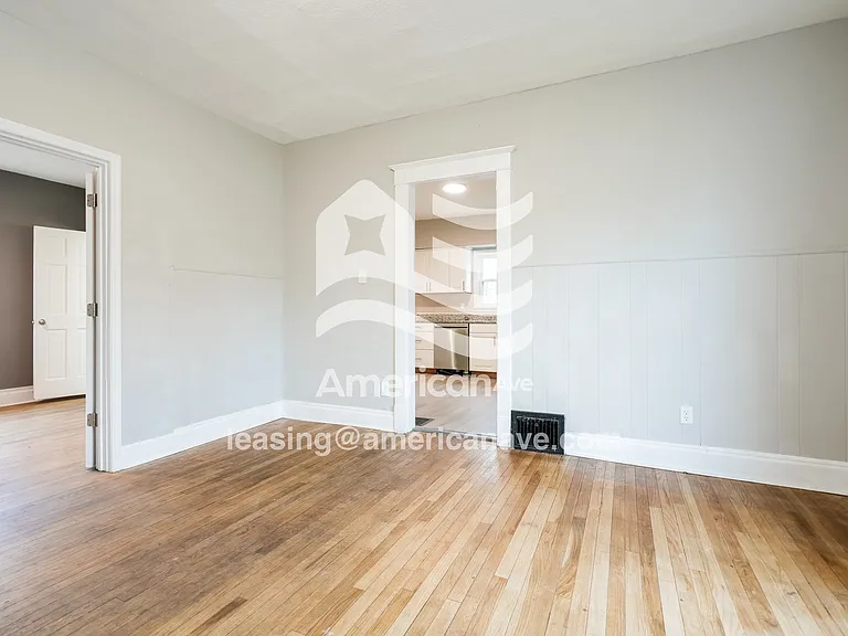 1242077_004_wm_-_living_room_13452662.jpg