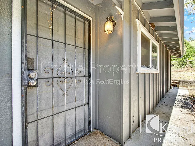 544 Fleming Ave E — Photo 8