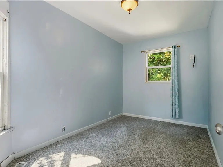 1821 Benjamin St — Photo 4