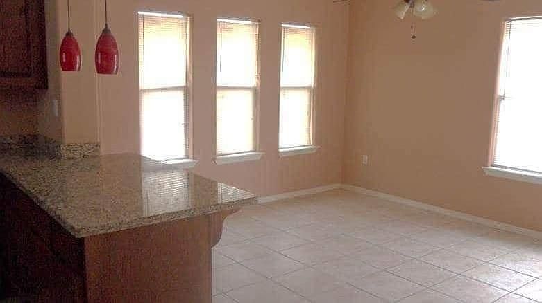2nd image of 820 E Daffodil #4