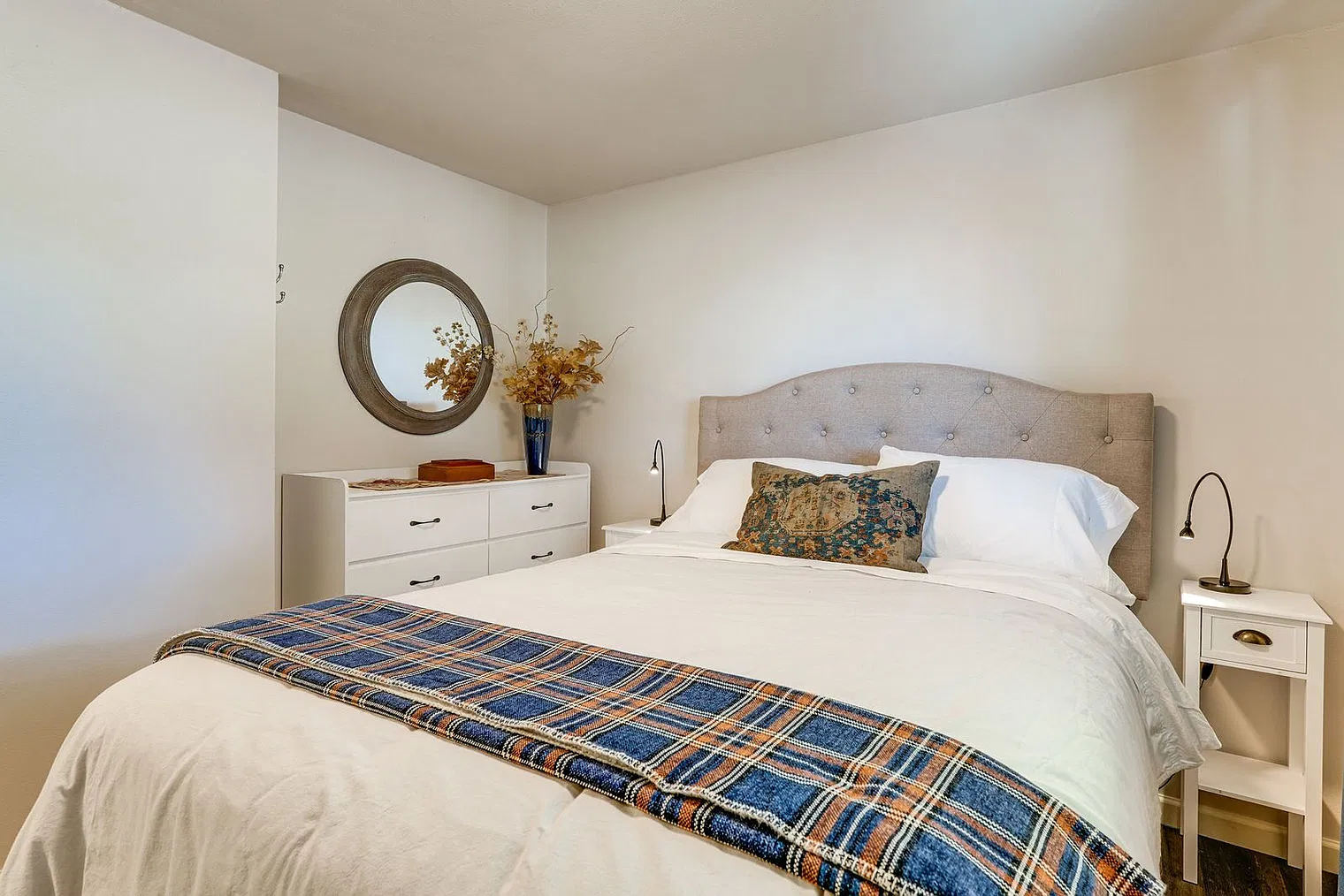 2 bed, 1.0 bath, 990 sqft, $2,967 — Photo 4
