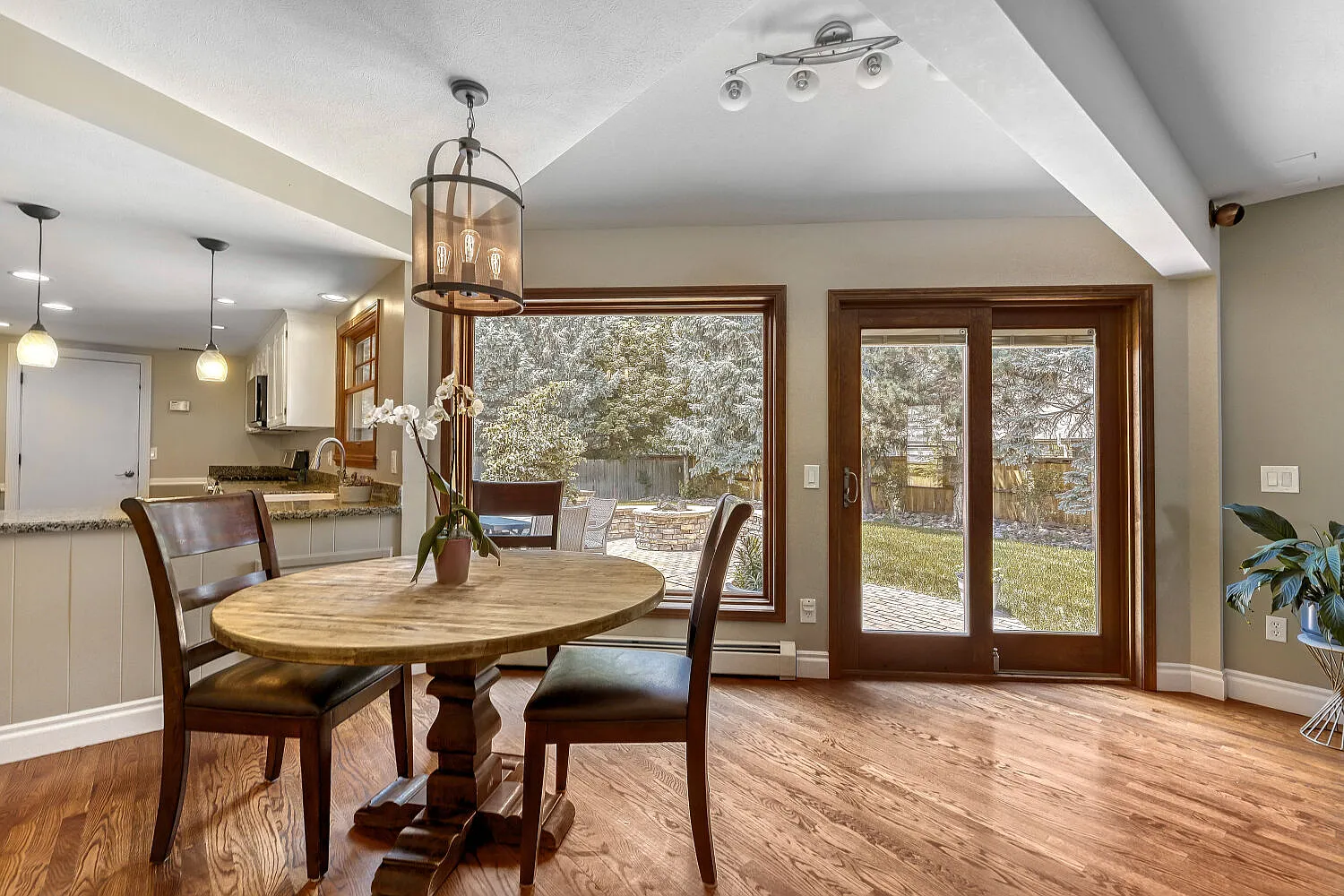 6 bed, 4635 sqft, $5,100 — Photo 3