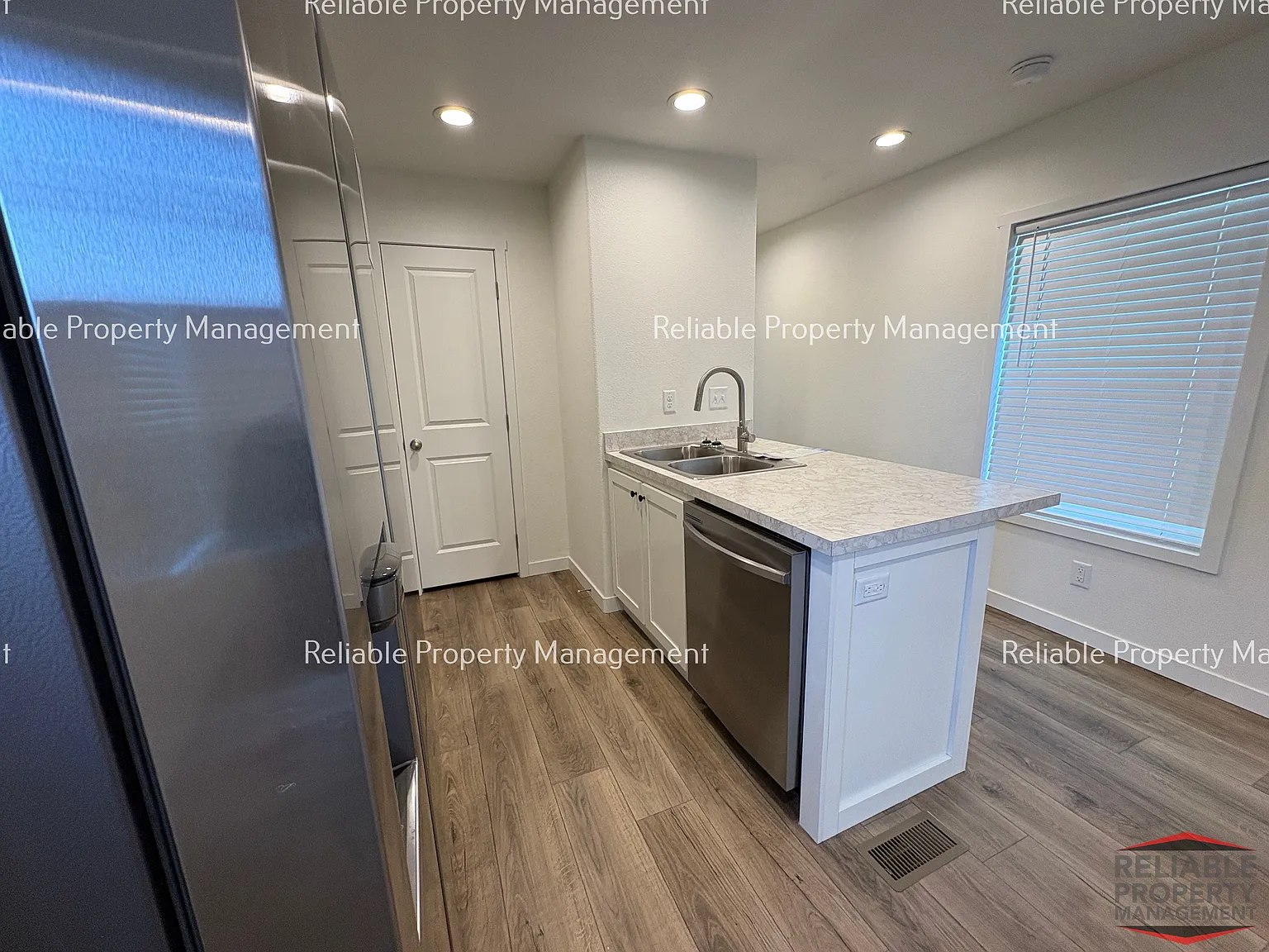 3 bed, 938 sqft, $1,595 — Photo 4