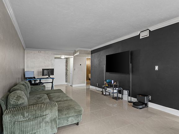 2nd image of 1000 Parkview Dr APT 1025