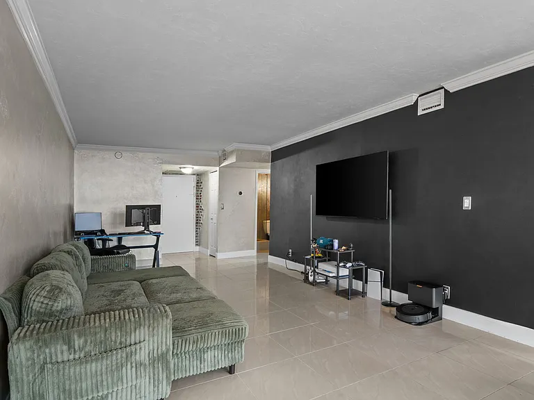 1000 Parkview Dr #1025 — Photo 2