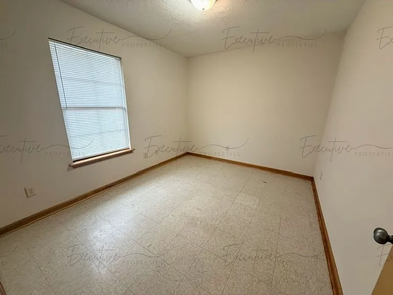 2212 N Malcolm St — Photo 11