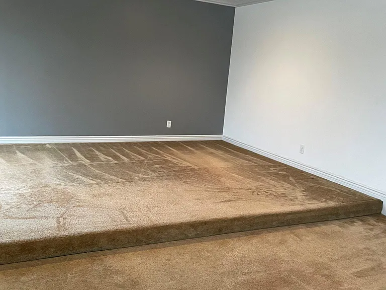 Very large masterbedroom with stepdown upstairs