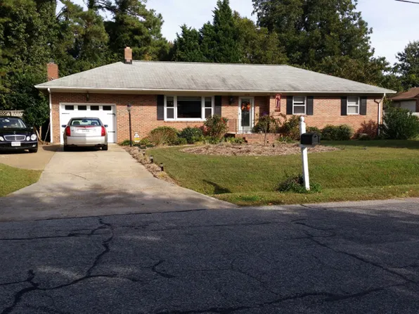 2216 N Lakeside Dr, Virginia Beach, VA 23454