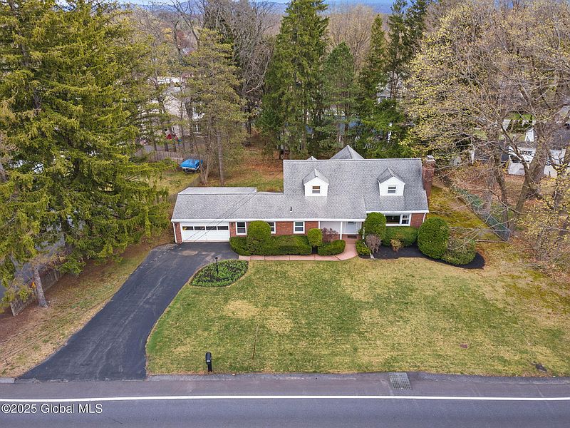 3rd image of 5 Old Niskayuna Road