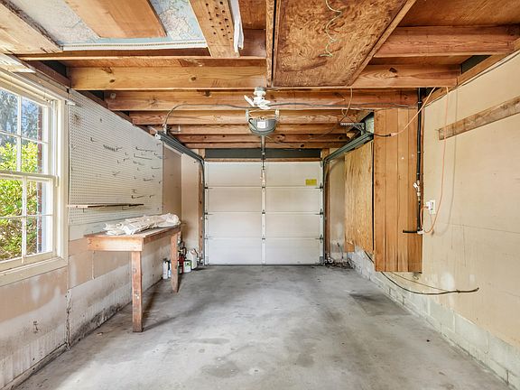 4th image of 665 Port Cir