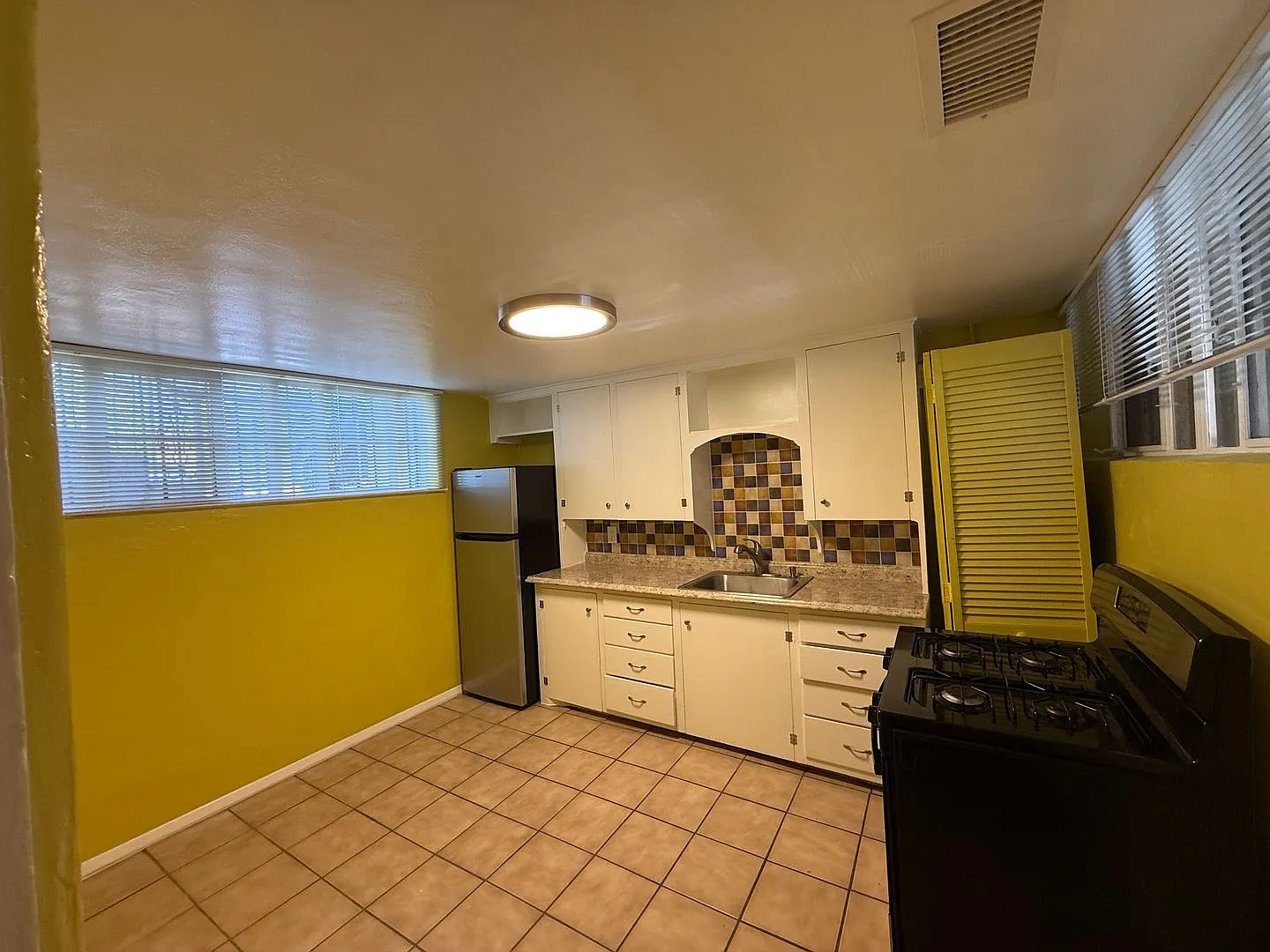 Unm/Cnm Basement 1/Bd 1/Ba Washer/Dryer — Photo 4