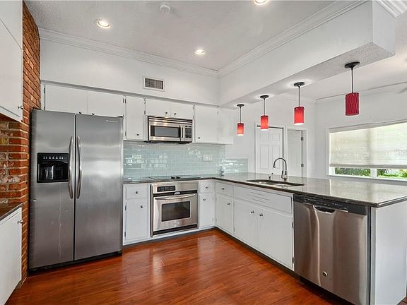 4th image of 2892 Carew Ave