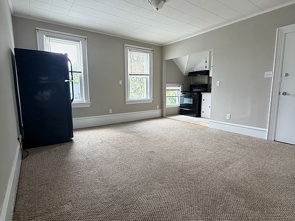 3rd image of 112 Niagara St #3