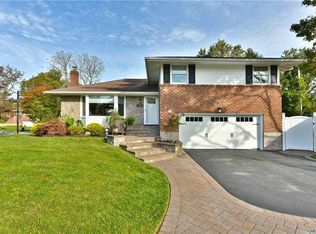 54 Birchwood Park Dr, Syosset, NY 11791