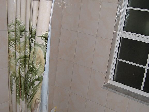 tile bath with window 