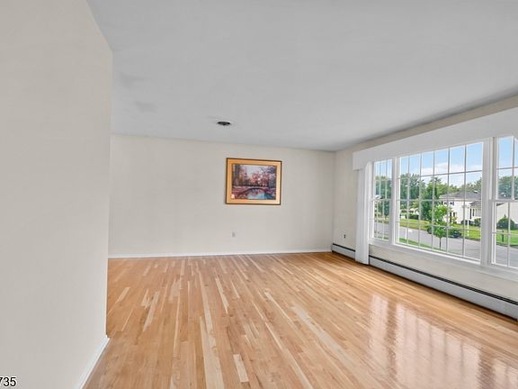 3rd image of 2 Tanglewood Dr