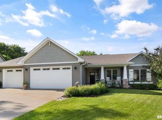 1120 Wild West Dr, Le Claire, IA 52753