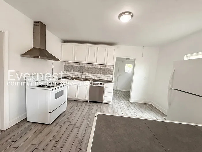 1402 Avenue E — Photo 3