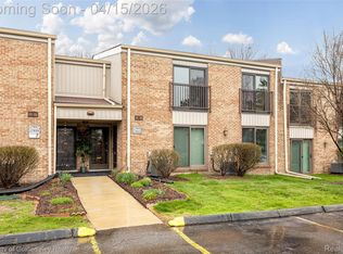 17953 University Park Dr, Livonia, MI