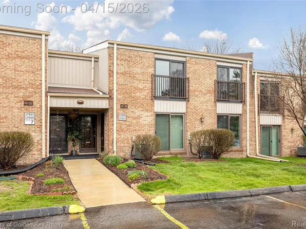 17953 University Park Dr, Livonia, MI 48152