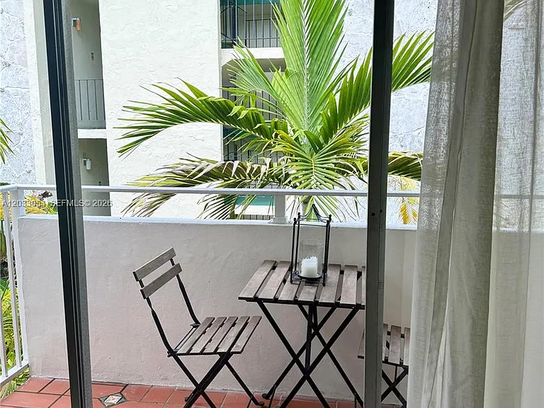 1235 Mariposa Ave #7 — Photo 10