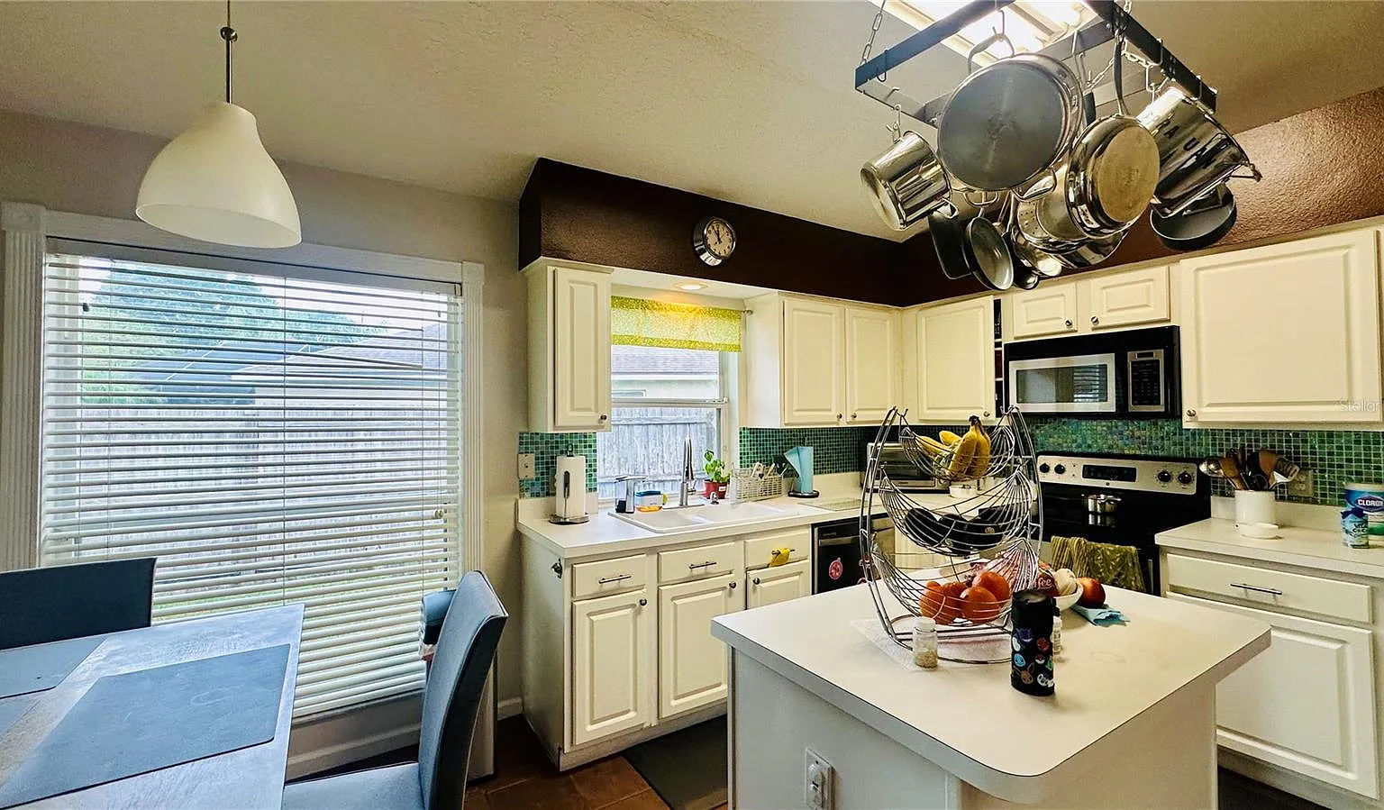 4 bed, 2.0 bath, 1913 sqft, $2,600 — Photo 2