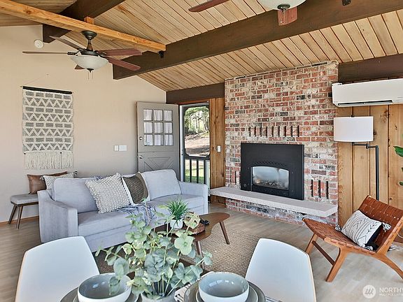 3rd image of 1412 Commodore Place