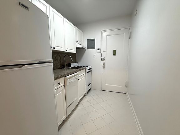 4th image of 151 E 81st St APT 3A