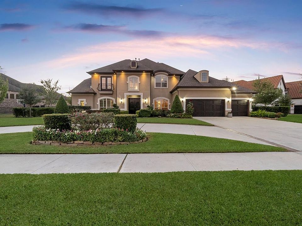 Absolutely gorgeous 4/4.5/4 home with beautiful curb appeal situated on a breathtaking lot in the exclusive, gated Sanctuary section of Sienna. The private, resort-like backyard enjoys views the 18th hole of Sienna Golf Course. Across the street are 