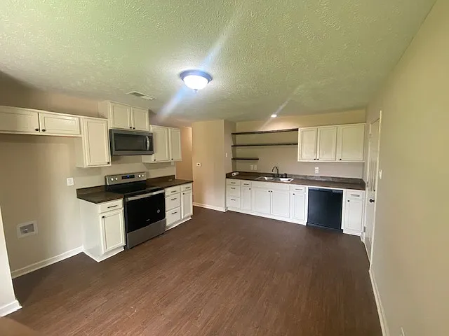 3244 Redwood Dr — Photo 2