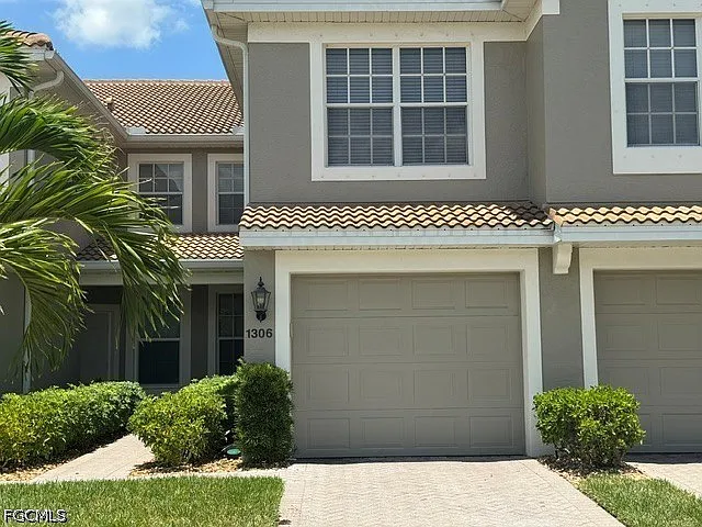 2 bed, 2.0 bath, 1385 sqft, $5,600 — Photo 2