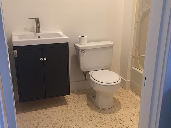 Bathroom w tub
