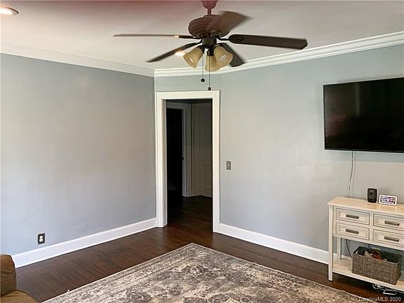4th image of 708 Laurel Ln