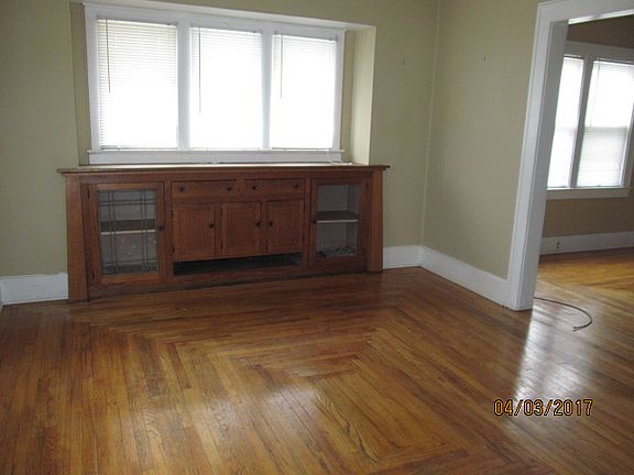 5th image of 218 Montgomery St SE