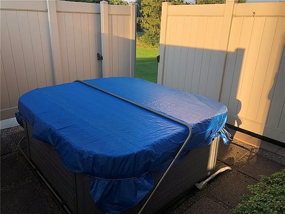 hot tub with vinyl fence surround