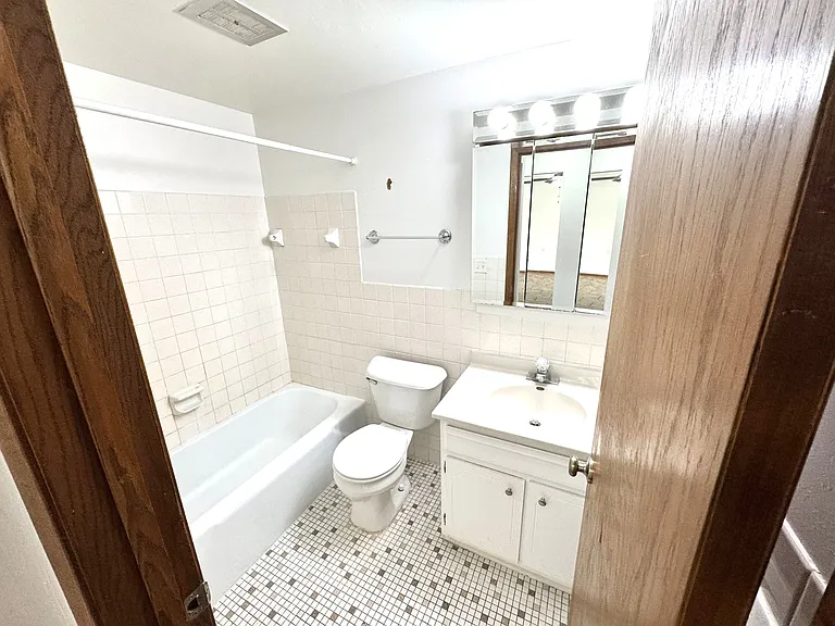 Golfview Apartments — Photo 9