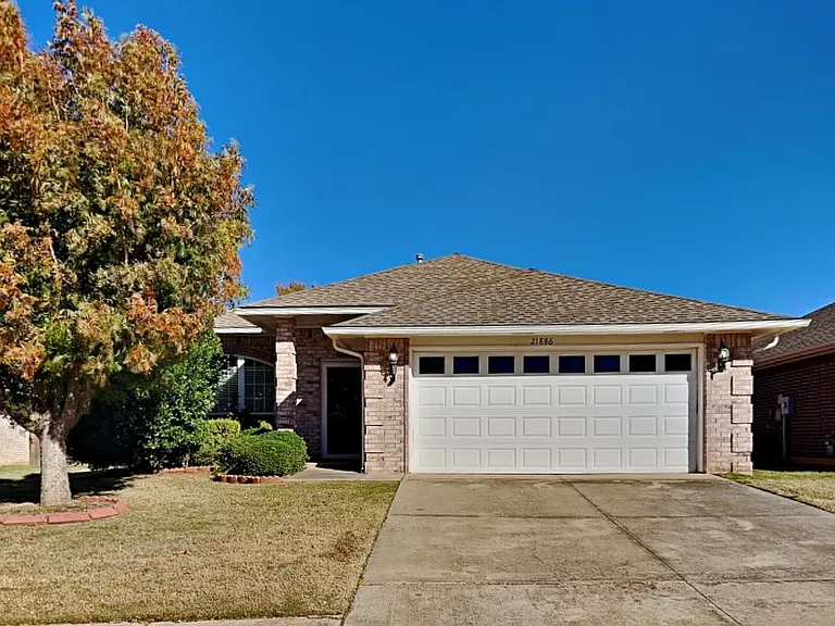 21886 Pioneer Cir — Photo 2