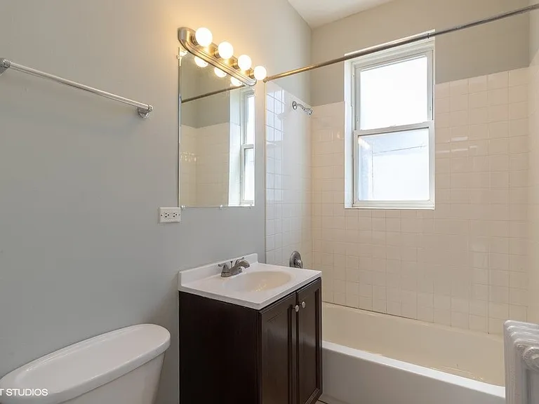427-39 E Oakwood Blvd — Photo 9