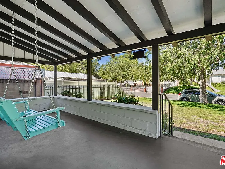 4940 Placidia Ave — Photo 11