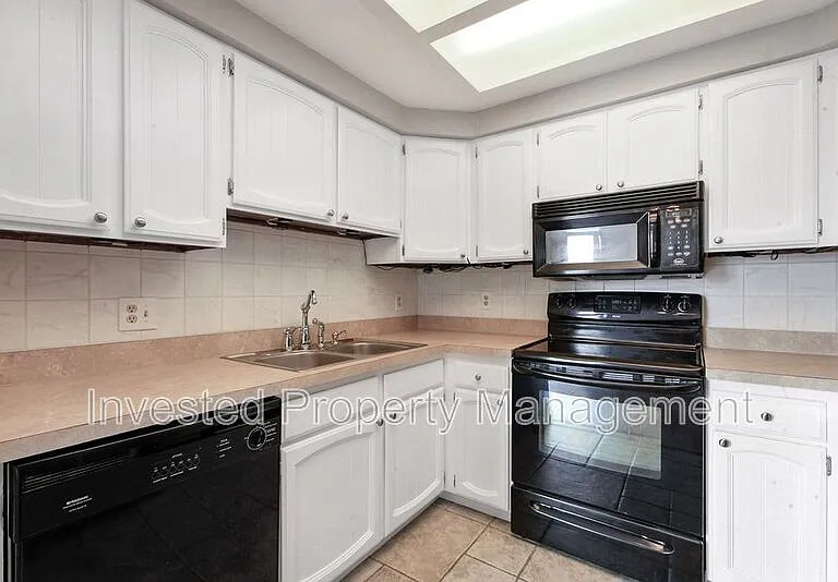 6453 S Havana St #B — Photo 8